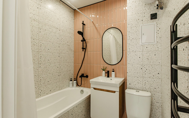 2 Kom S Dizaynerskim Remontom V Tsentre Flat