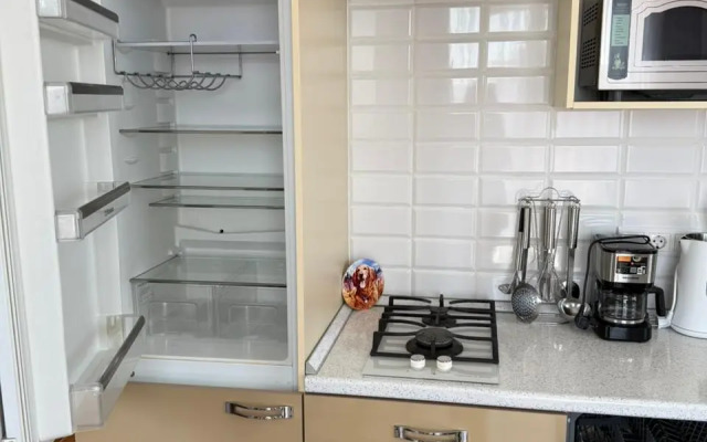 Dvukhurovnevaya v Imeritinskoy bukhte Flat