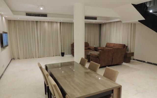 Sultan Luxurious Townhouse Near Auc Apartments