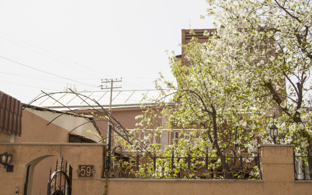 Hin Yerevantsi Hotel