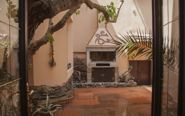 Hin Yerevantsi Hotel