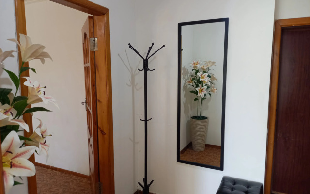 N75 Dve Bolshie Krovati V Tsentr Vselennoj Mr. HOUSE Flat