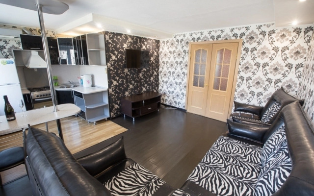 Na Parizhskoy Kommuny 23 Flat