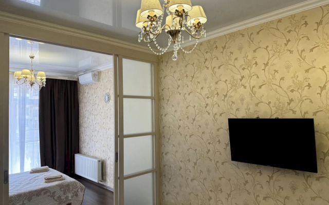 145 S Balkonom I Vitrazhnym Ostekleniem Flat