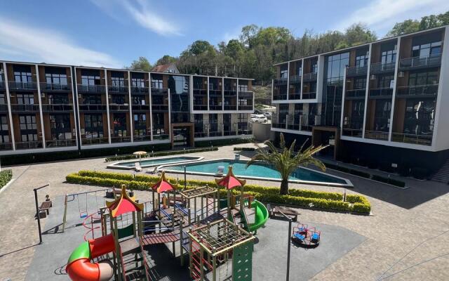 4kh mestnye apartamenty s balkonom i basseynom Apartments