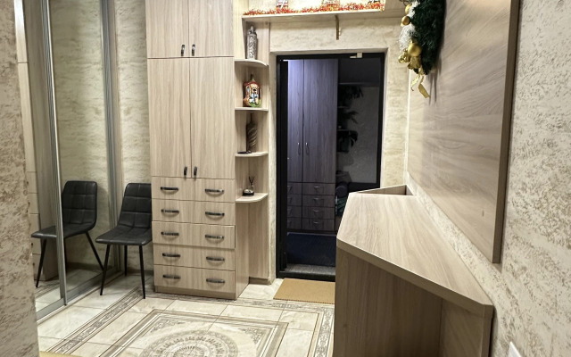 Частный дом с прудом террасами джакузи