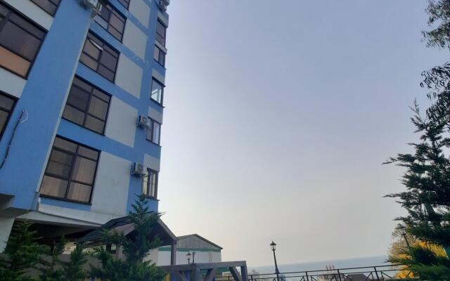 Na Belykh Akatsiyakh Flat