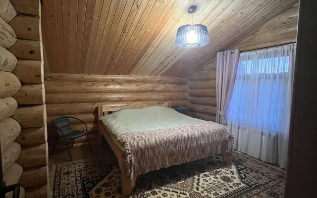 Uyutny dom v lesu u reki Private house