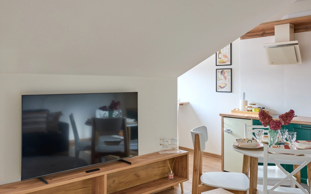 Апартаменты Яркая новая студия ЕвроУют в самом центре