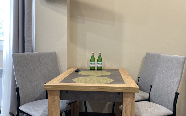 S Balkonom U Podnozhiya Khrebta Aibga Apartments
