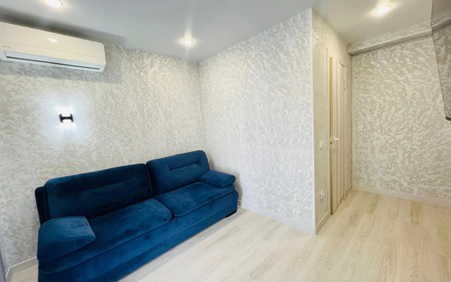 Tryokhkomnatnaya kvartira s vidom na basseyn Apartments