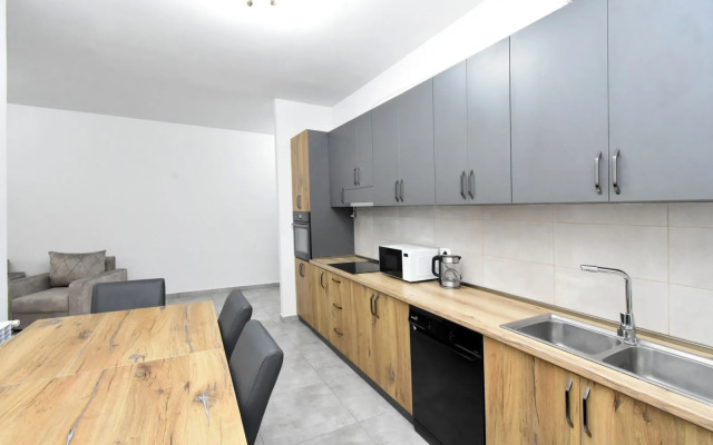 2-K v Novostroyke, Ulitsa Arama, Di412 Flat