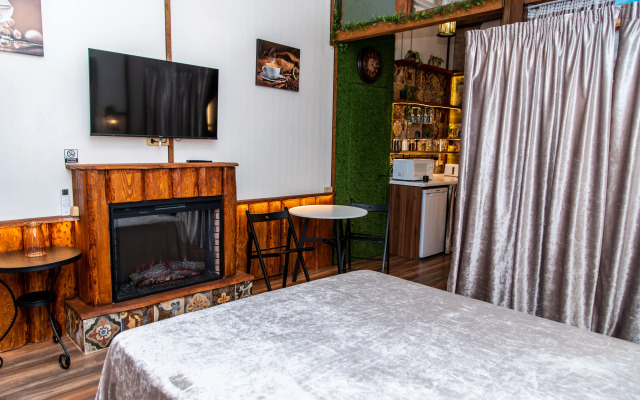 Romanticheskaya Studiya S Kaminom I Balkonom Flat