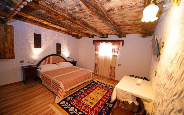 Tradita Geg & Tosk Hotel