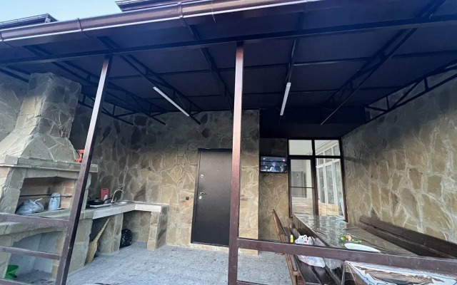 S baney i basseynom Private house