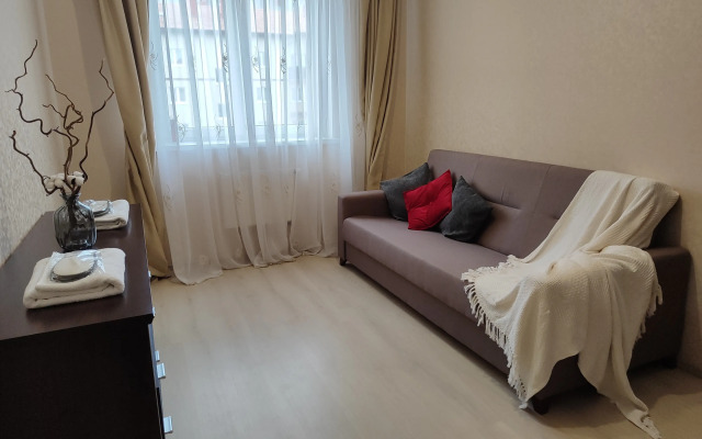 Dvukhurovnevaya U Morya Flat