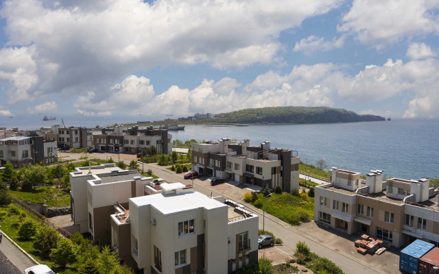 Roskoshnaya dvukhurovnevaya kvartira s sobstvennoy terrasoy Flat