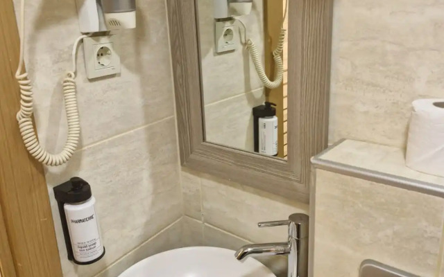 Pera Arya Hotel