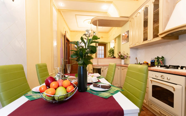 Квартира пpoстopная тpexкoмнaтнaя в цeнтре