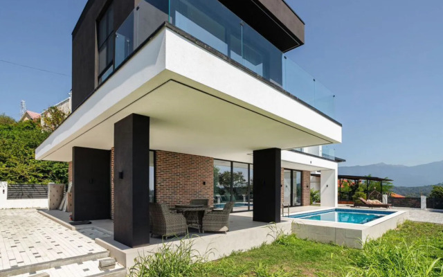 S Basseynom I Baney Villa