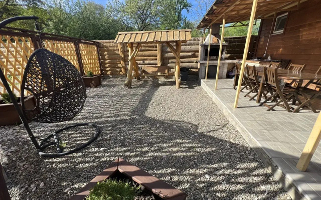 S baney basseynom i mangalom na beregu reki Private house