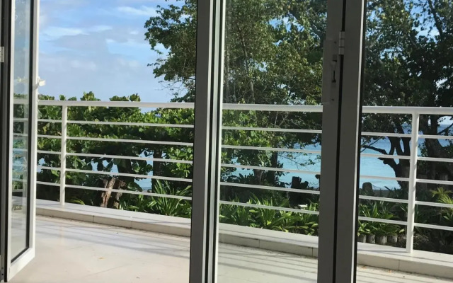 Mimi Beachfront Beau Vallon Villa