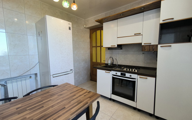 Na Ploschadi Ushakova Flat