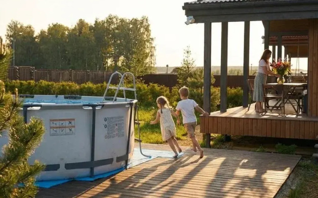 Частный дом с панорамными окнами с выходом на террасу и баней на дровах