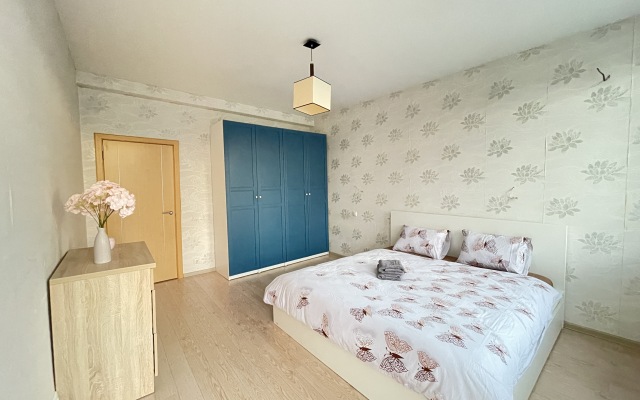 Апартаменты трёхкомнатные в центре города с балконом