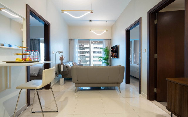 Keyrock Chic 2BR Escape Pool & Lake View Apartments