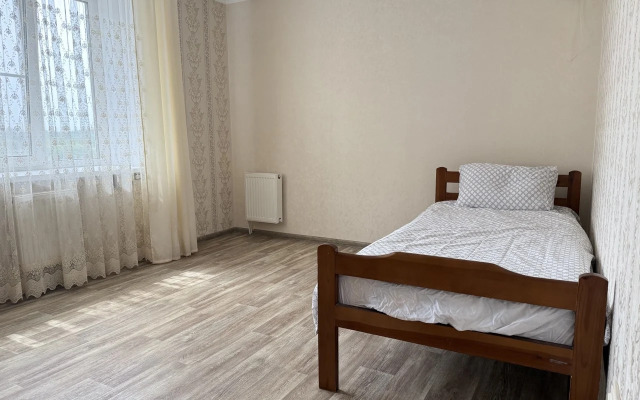 Aprel Na Ul. Pugachyova Apartments