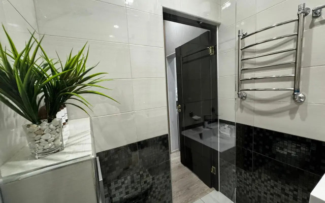 Studiya s balkonom u Dendrariya i morya. Pokrovskij 78 Apartments