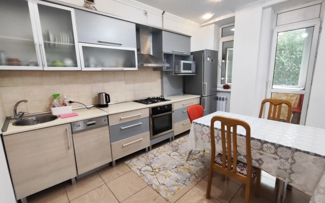 Dvukhkomnatnye Uyutnye v Samom Tsentre Bishkeka Apartments