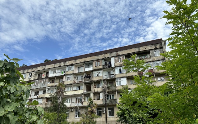 V Sinope Ryadom S Peschanym Plyazhem Flat