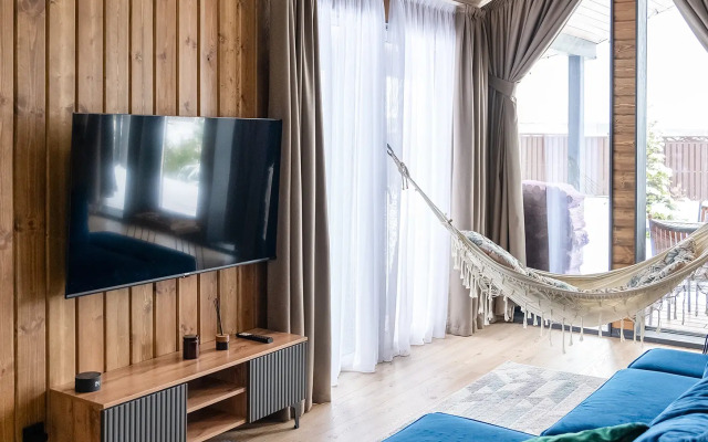 Zeleny Lug Private house