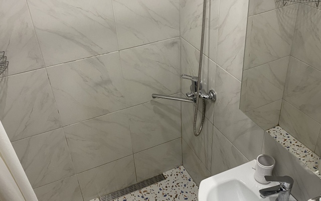 Uyutnaya studiya s balkonom okolo metro Apartments