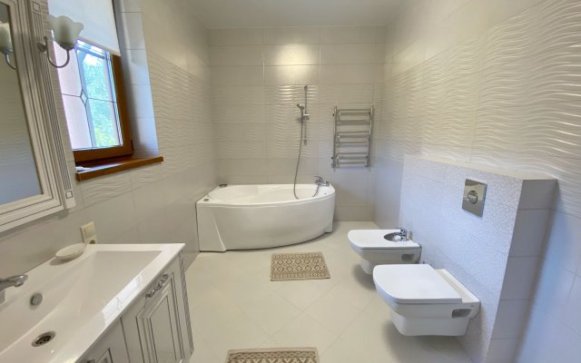 V Kedrovoy Rosche Guest House