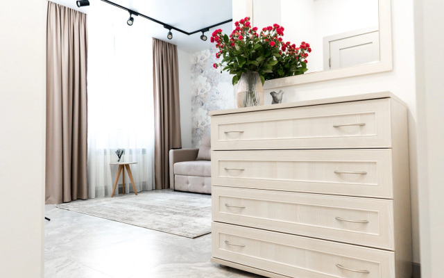 Апартаменты-студия Цветы 30 кв.м. с двуспальным диваном и панорамными окнами, 4 этаж