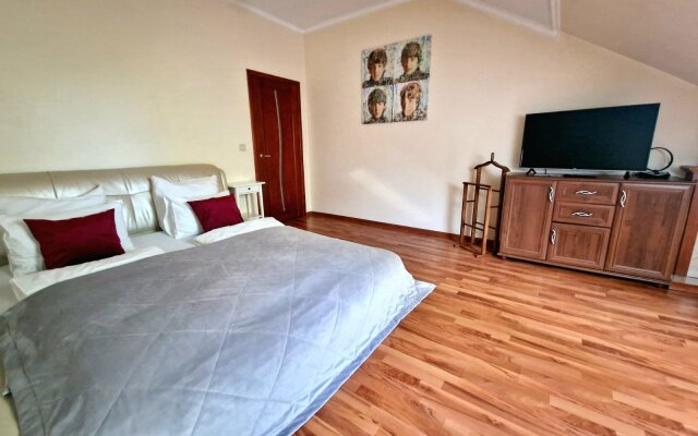 Tryohkomnatnyj Penthaus, YUzhnyj vokzal,Kolibri#27/13 Apartments