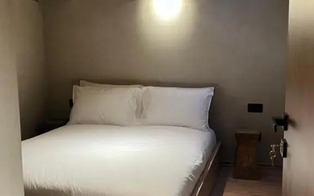 Face and place Boutique hotel