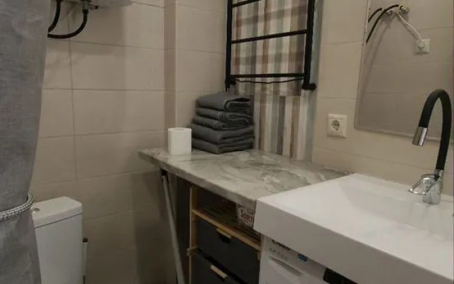 So Vsemi Udobstvami, V Dome S Basseynom Flat