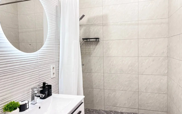 Ryadom S Naberezhnoy Flat