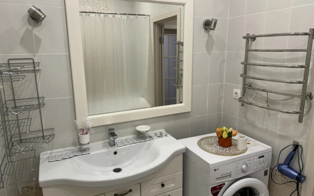 145 S Balkonom I Vitrazhnym Ostekleniem Flat