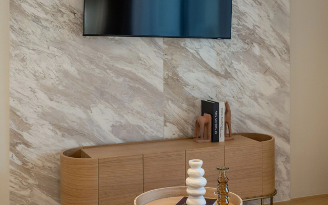 Dvukhmestnyye Marisol Amber s vidom na bassein Apartments