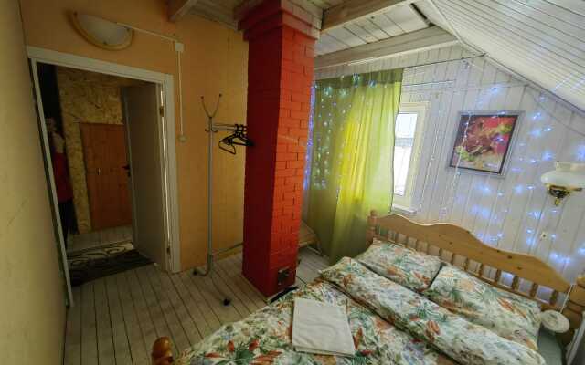 Na Flotskoy Guest House
