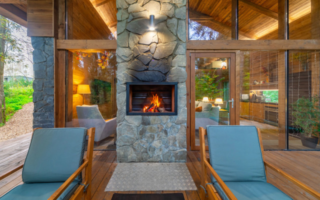 Шале с камином и джакузи в лесу