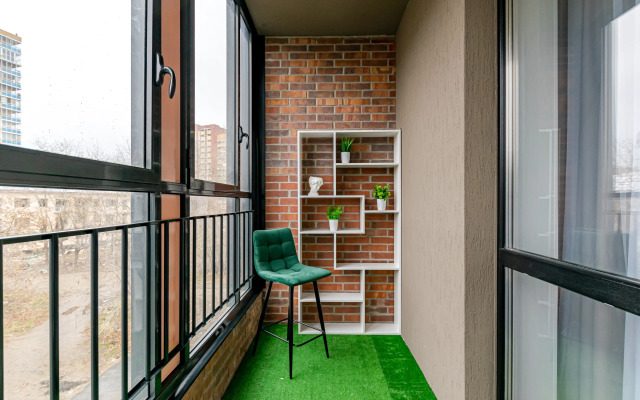 Uyutnaya sovremennaya studiya na Parkovom Flat