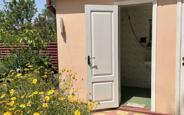 V Tsvetuschem Sadu Private House