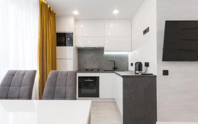 Tryohkomnatnyj Lyuks, centr, ploshchad' Pobedy, CHernyahovskogo 10A, Kolibri#10A Apartments