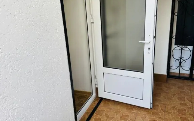 Апартаменты Феодосийский залив однокомнатная студия в цоколе